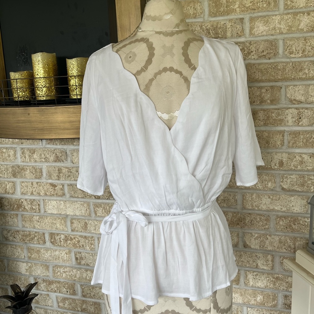 Francesca’s white wrap top size M NWT!